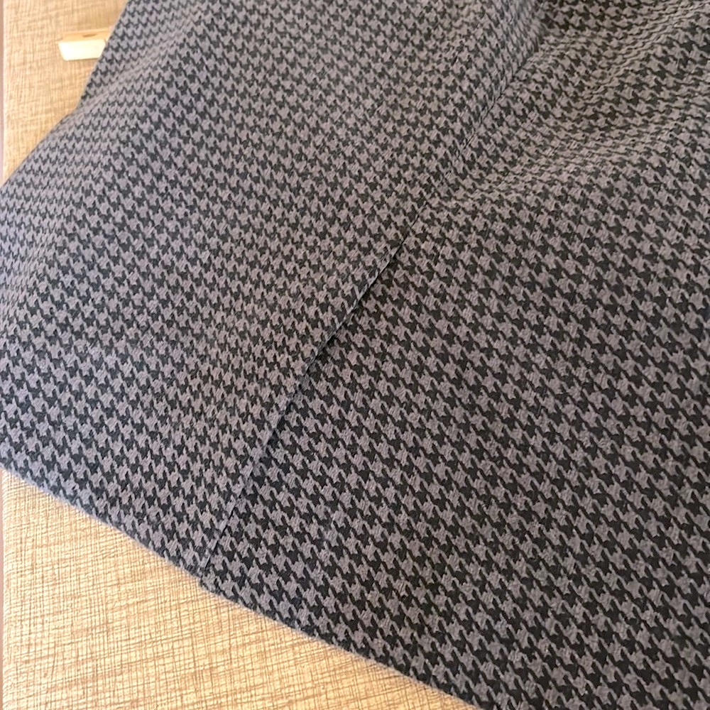 The Limited grey and black houndstooth pencil skirt. Timeless and classic - Picture 9 of 9